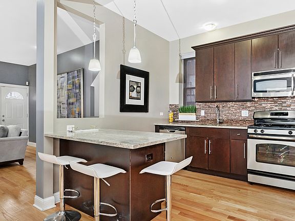 5th image of 2246 W Medill Ave #1