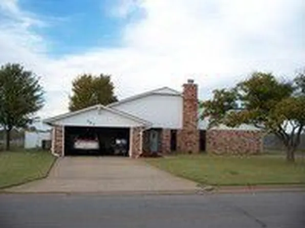 203 Maple St, Elk City, OK 73644