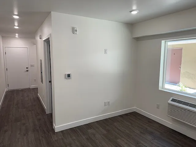 Las Palmas Apartments — Photo 1