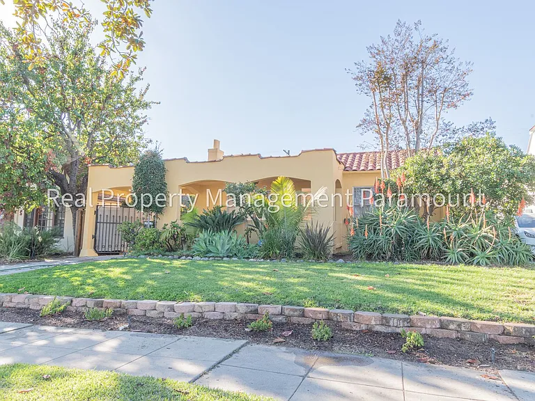 1929 N Berendo St — Photo 2