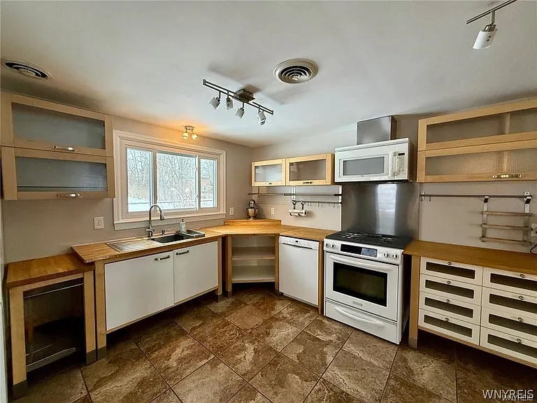 5125 Forest Rd — Photo 16