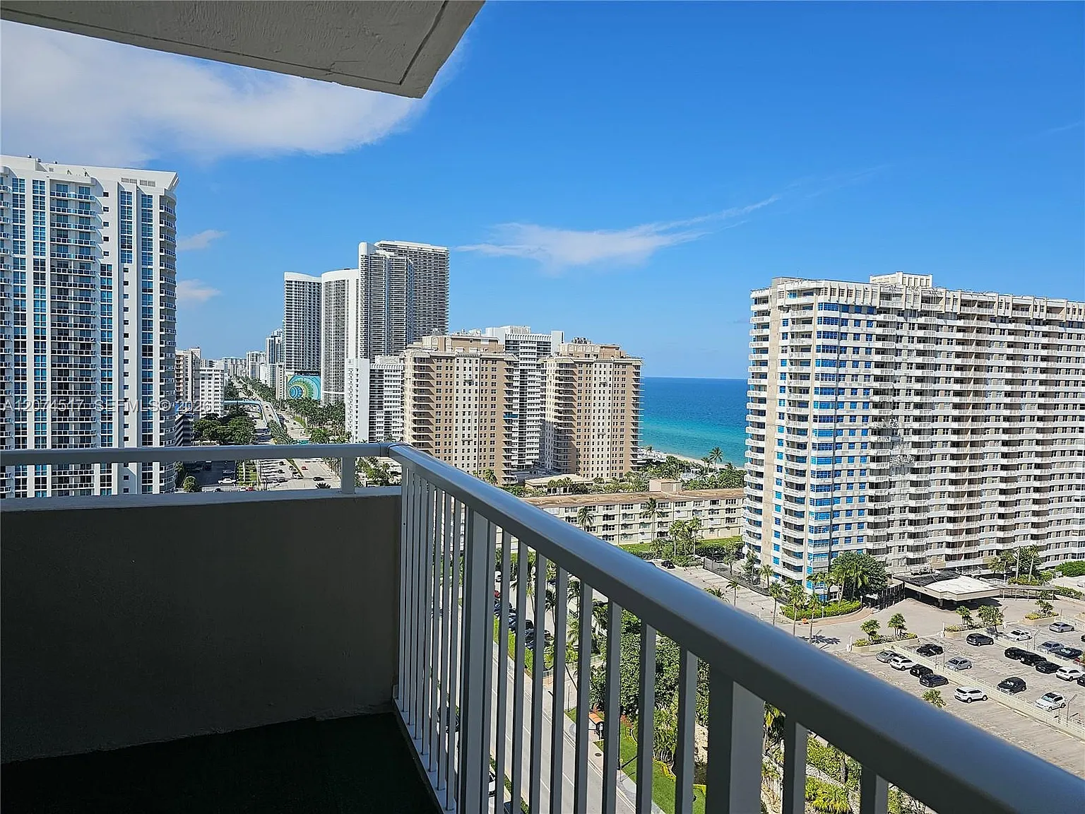 Hemispheres Condo — Photo 1