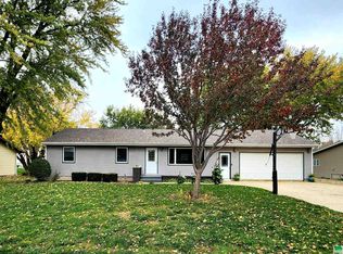 717 5th St, Hull, IA 51239