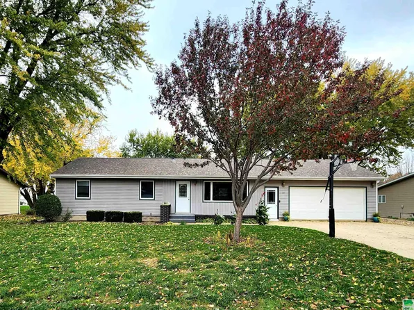 717 5th St, Hull, IA 51239