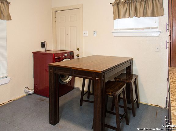 5th image of 1015 W Harlan Ave