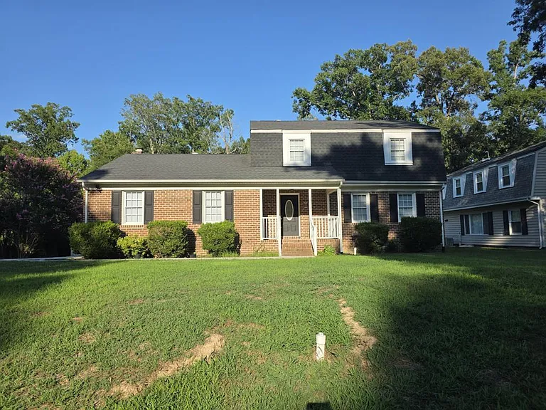 212 Stratford Dr — Photo 1