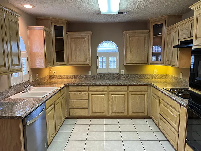 1801 Meadow Crest Ln — Photo 2