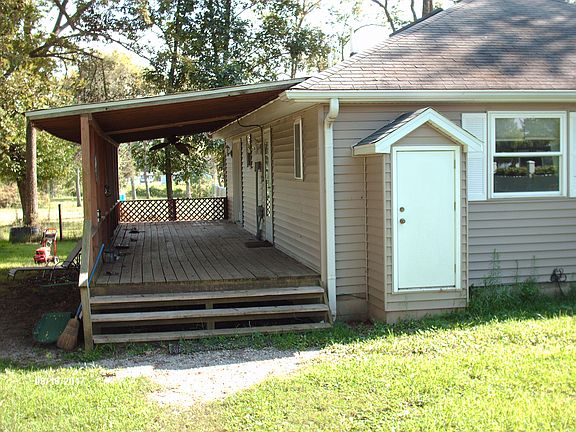 covered deck on back of hous