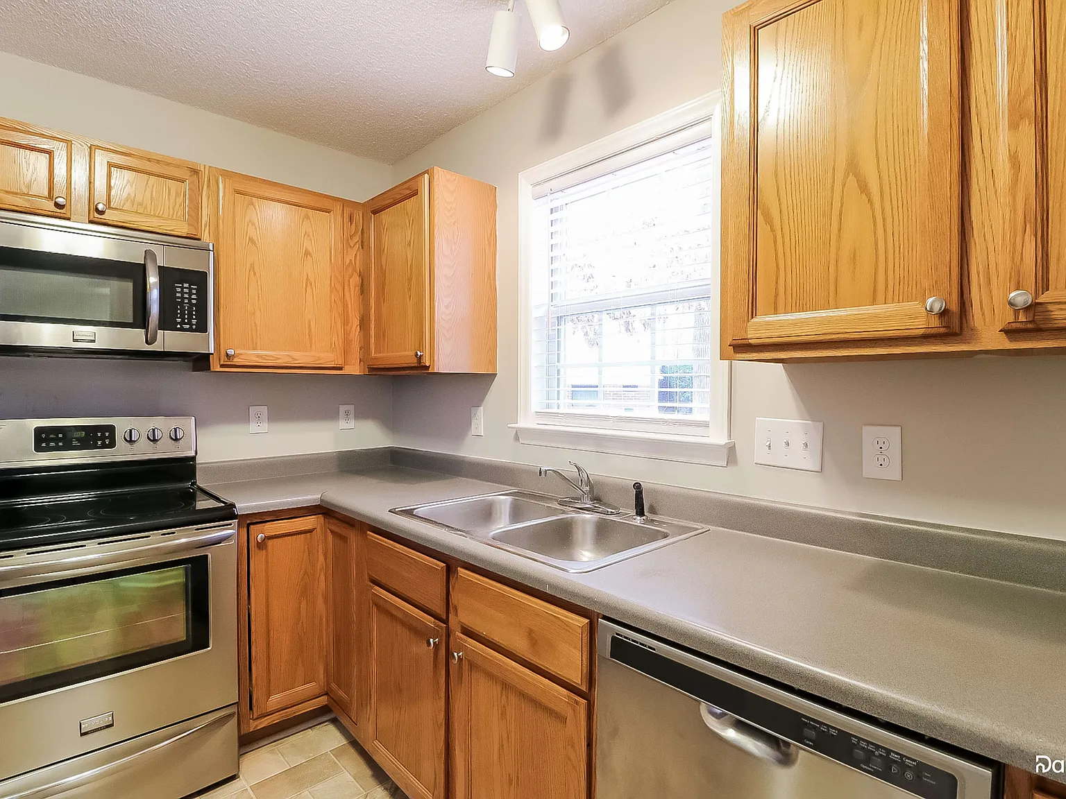 3 bed, 2.0 bath, 1290 sqft, $1,855 — Photo 3
