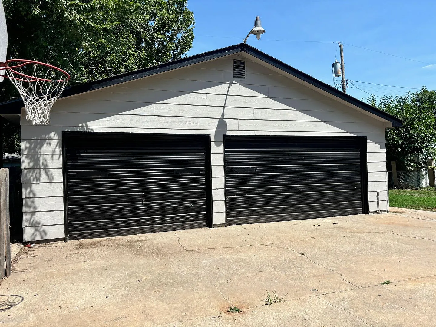 Beautiful 3 Bedroom 1 Bath home with a 4+ Car Garage! — Photo 2