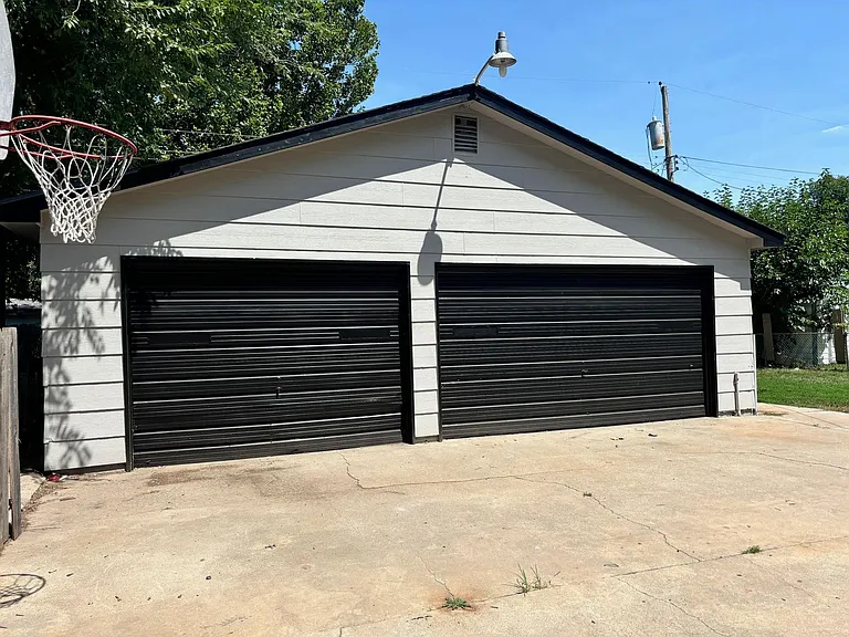 3308 S Saint Paul Ave — Photo 2