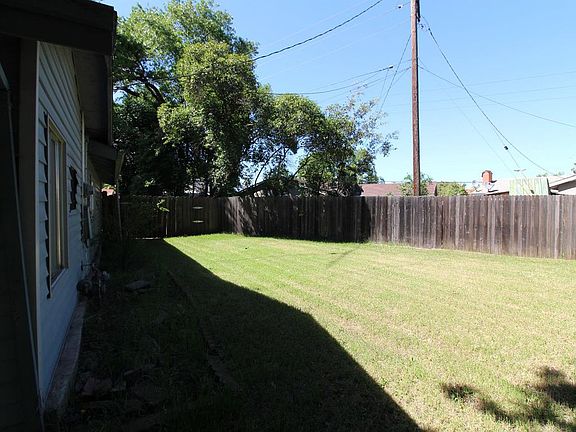 3rd image of 7910 Peppertree Dr