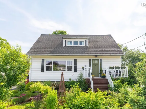 7 Edmond Dr, Halifax, NS B2W 2K1