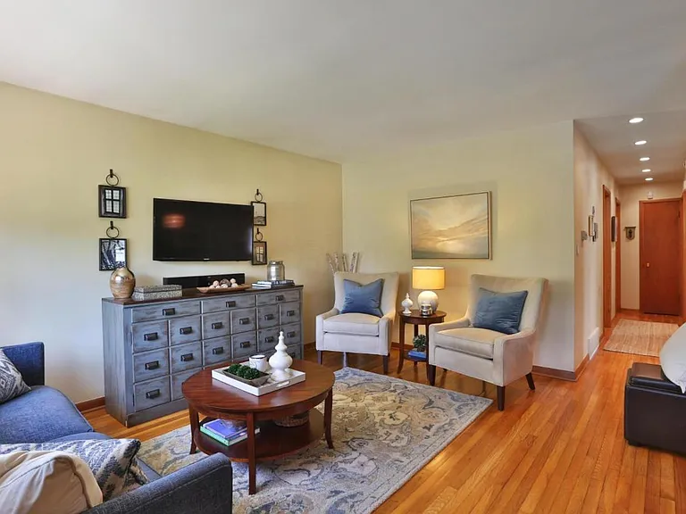 556 E Beechwold Blvd — Photo 6