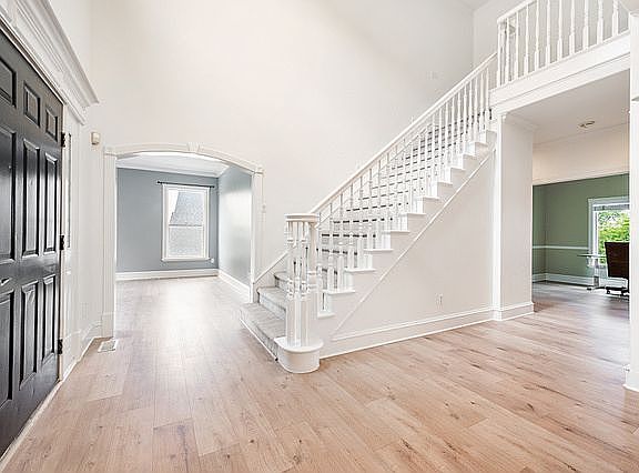 3rd image of 661 E Rocky Knoll Ln