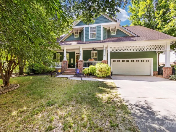 1070 Hunters Run Dr, Tega Cay, SC 29708