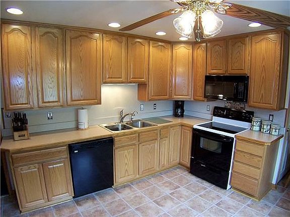 Renovated Kitchen w/Oak Cabinets