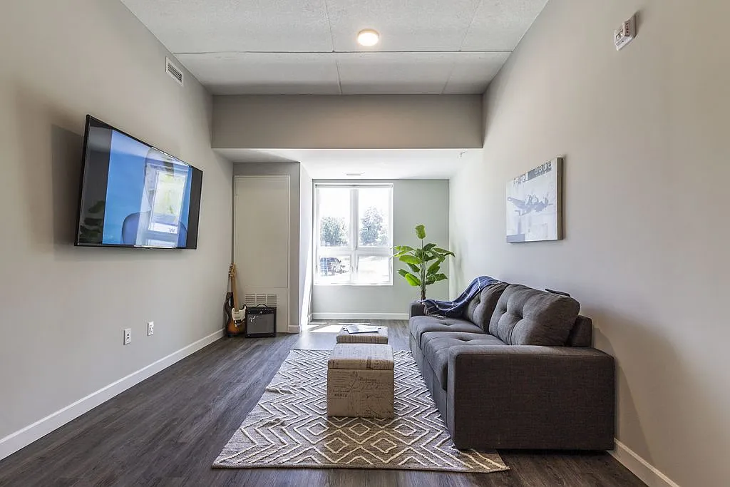4 bed, 1000 sqft, $995 — Photo 3