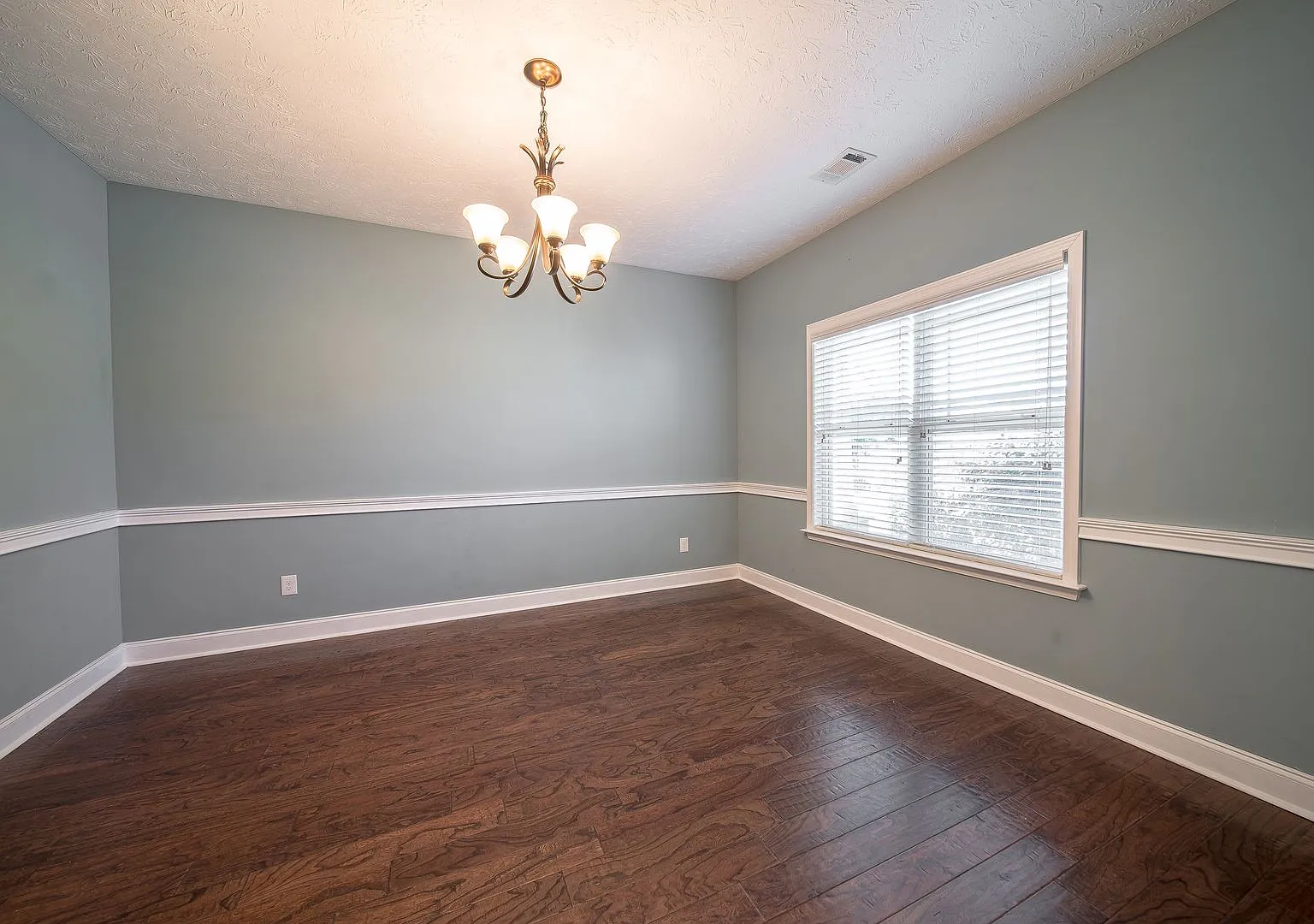 4BR/2.5 baths home in North Columbus! — Photo 3