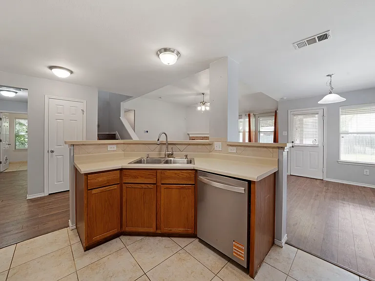 2105 Arthur St — Photo 12