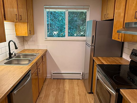 2nd image of 713 Collyer St #E