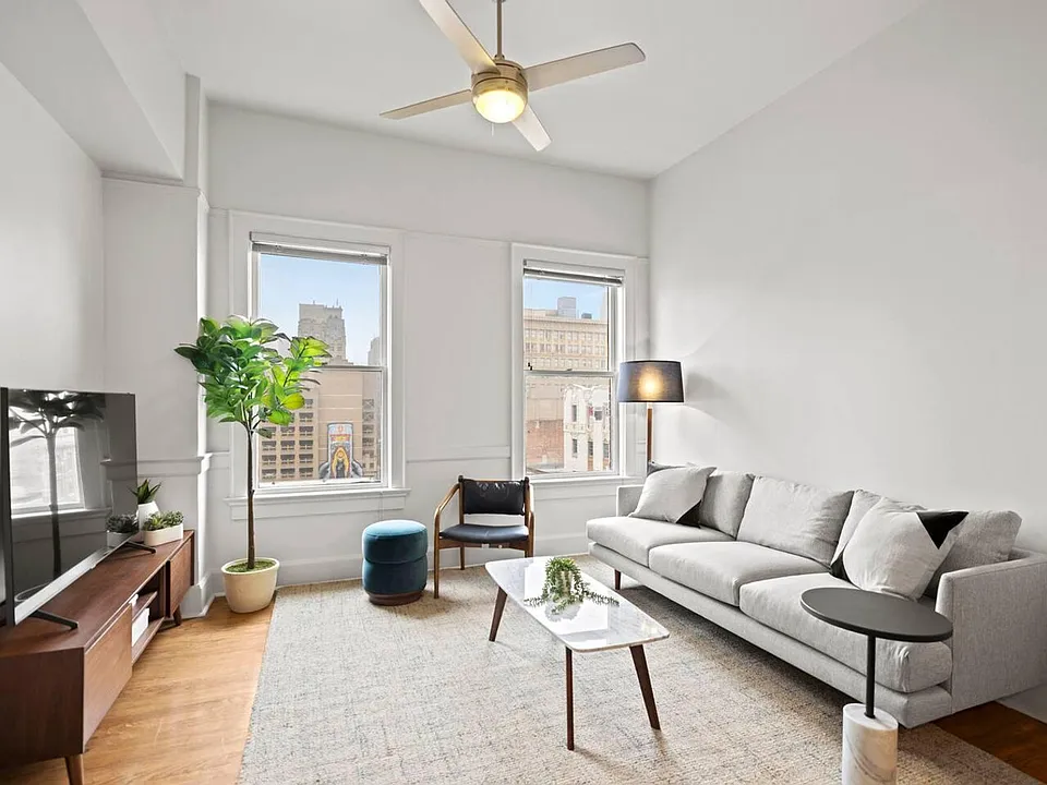231 College St #ID1016706P