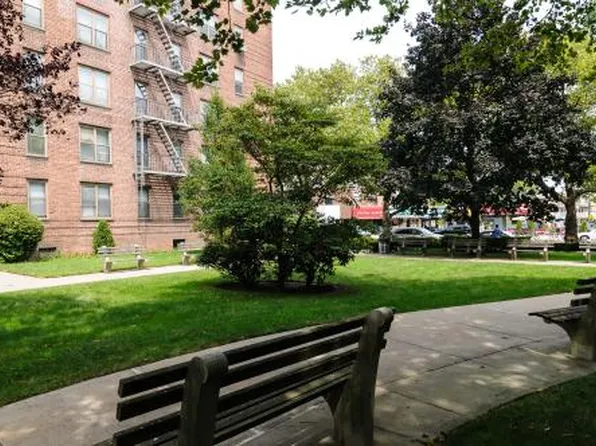 2140 Knapp Street image 1 of 11