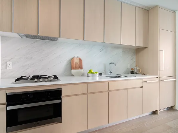 500 W 45th St #203, New York, NY 10036