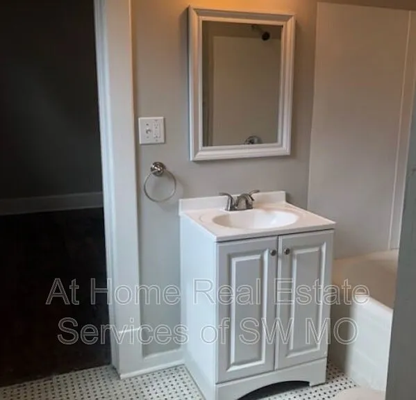 633 W State St #1B — Photo 9