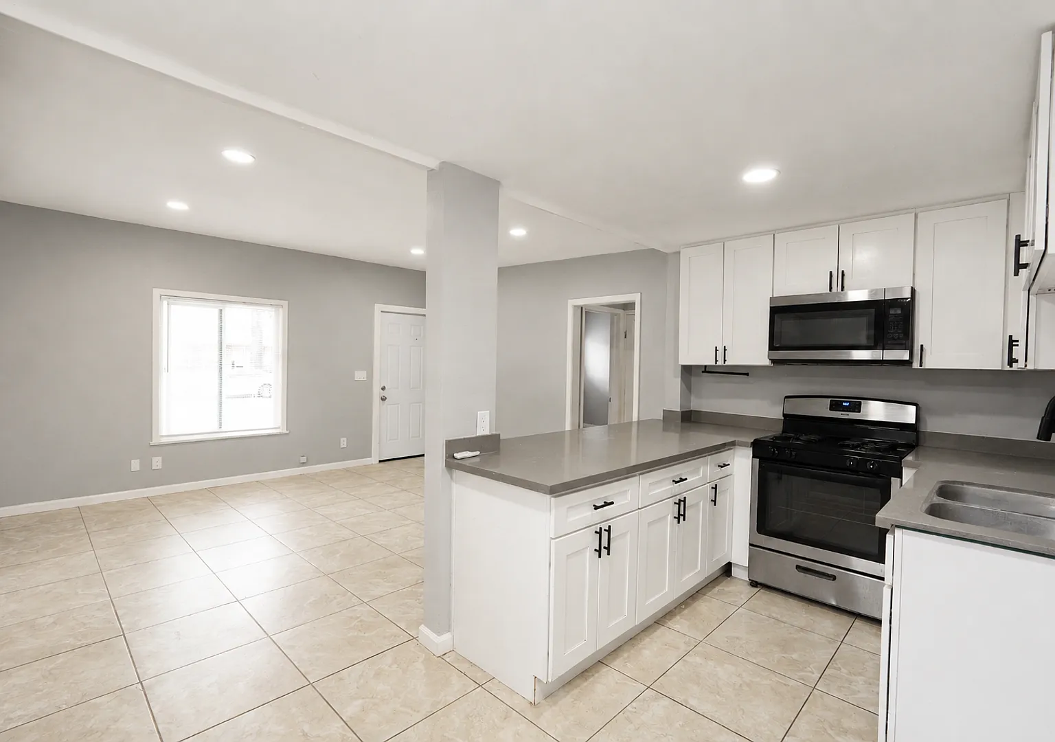 211 South Victoria Avenue — Photo 4