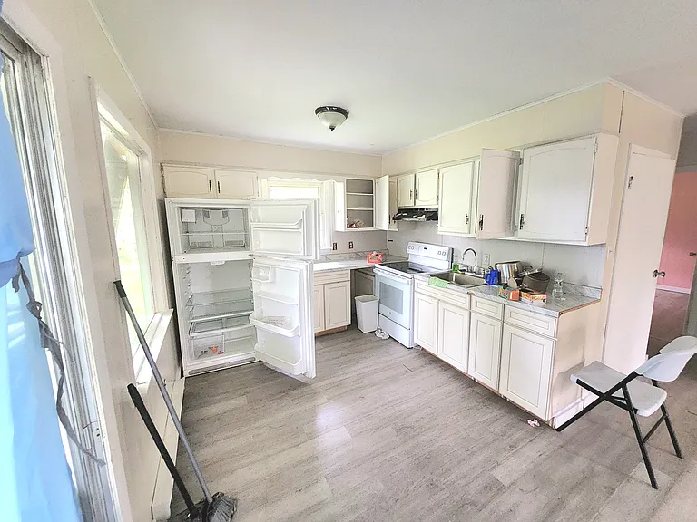 305 Cold Spring Rd — Photo 2