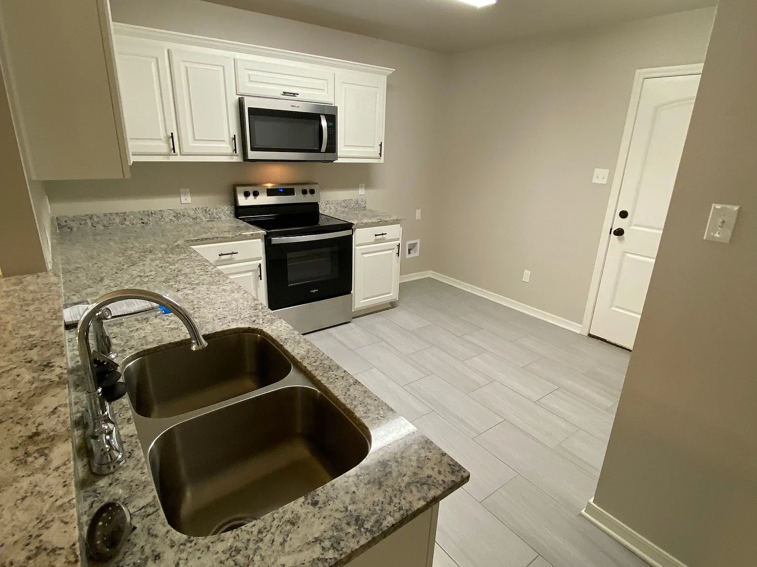 3 bed, 2.0 bath, 1275 sqft, $1,595 — Photo 3