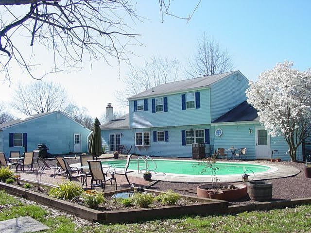 rear yard w/pool/patios