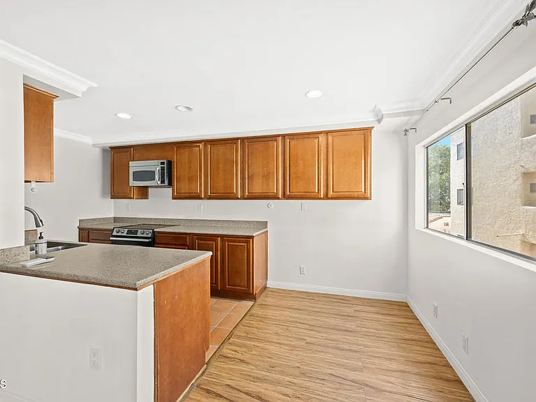 1339 N Columbus Ave #204 — Photo 10