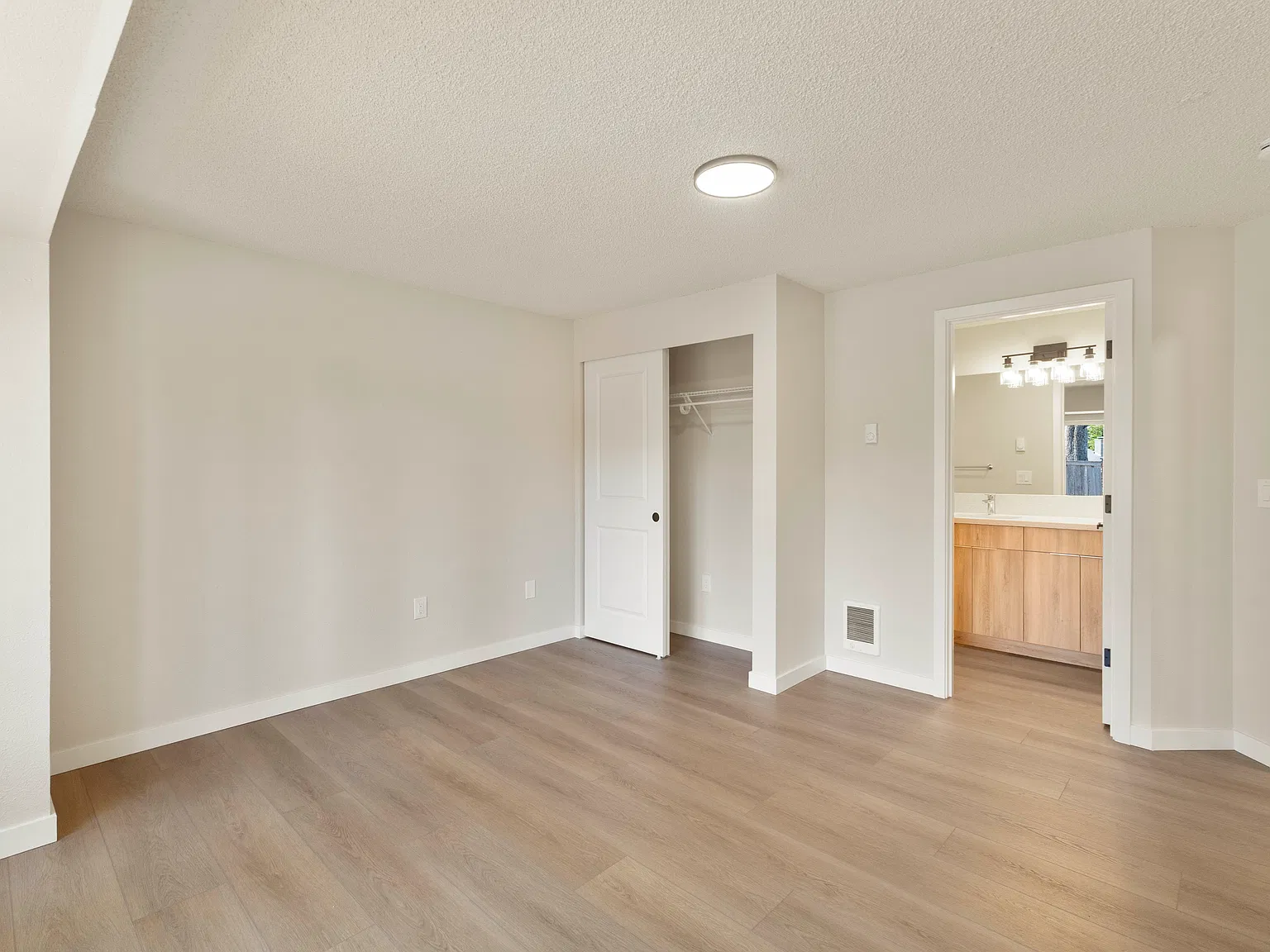 2 bed, 1108 sqft, $2,350 — Photo 4