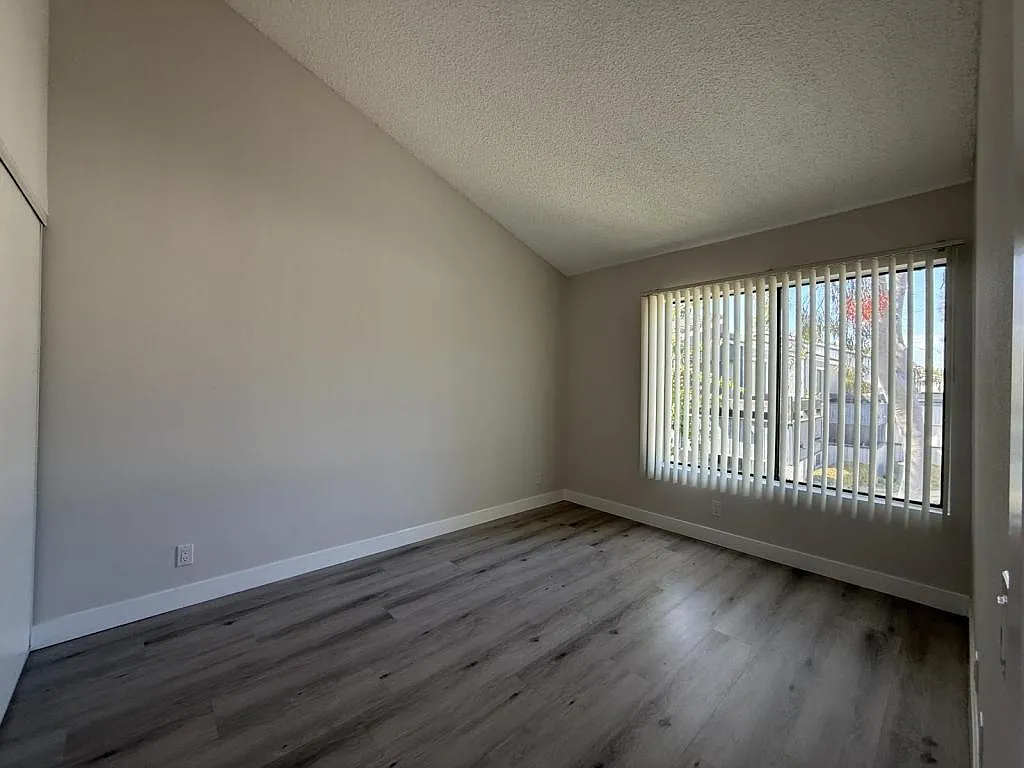 110 N Richmont Dr — Photo 2