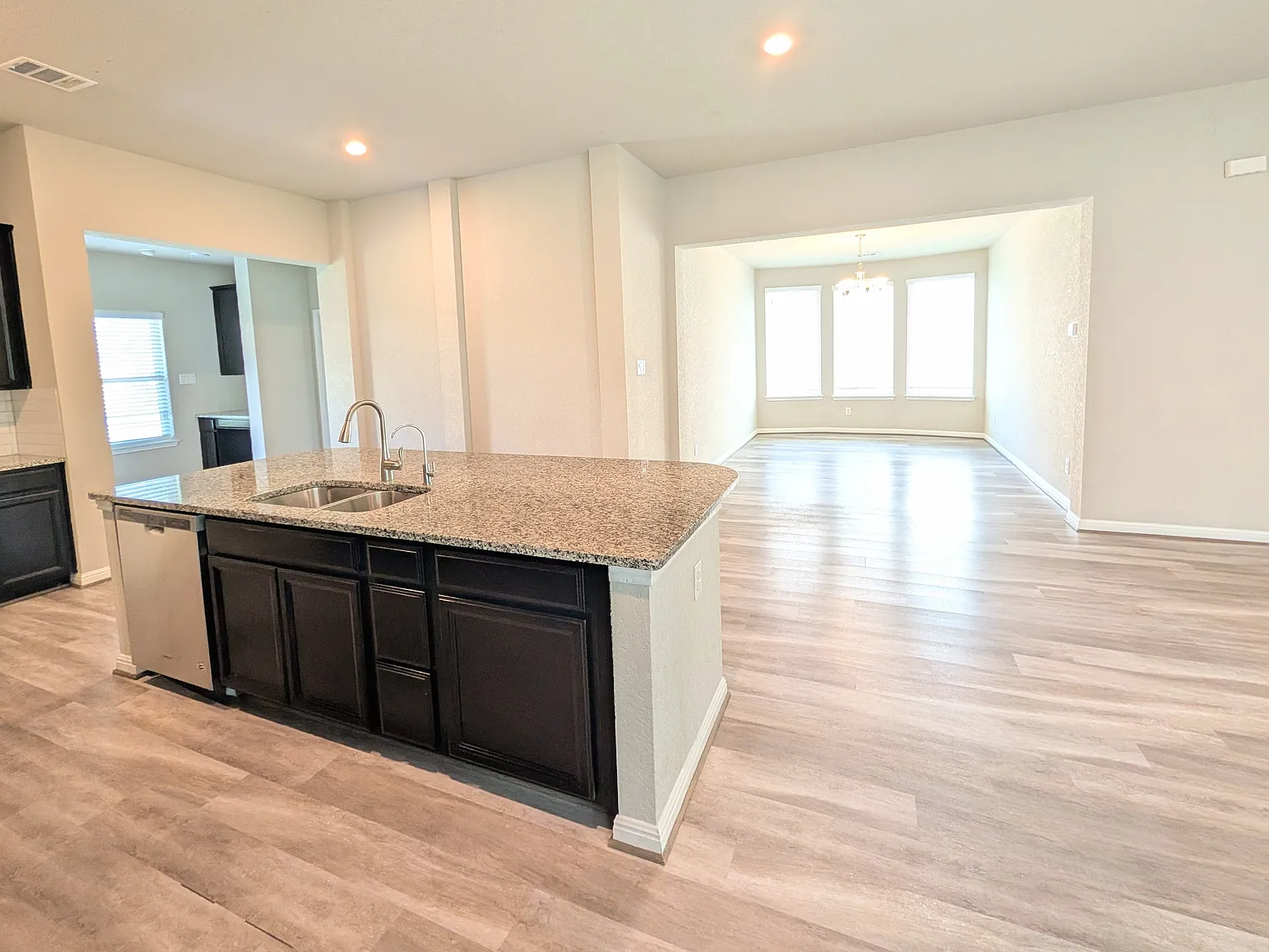 3 bed, 1950 sqft, $2,200 — Photo 3
