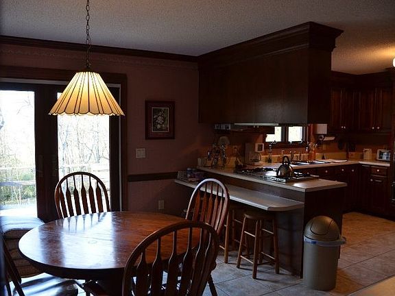 Kitchen & Breakfast Area
