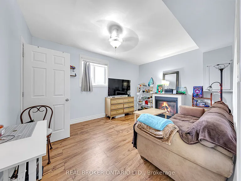 52 1/2 Victoria Ave N #LOWER — Photo 6