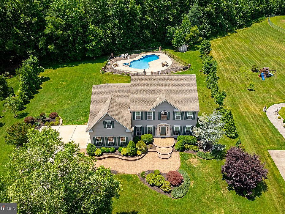 1st image of 25 Fawn Hollow Ln