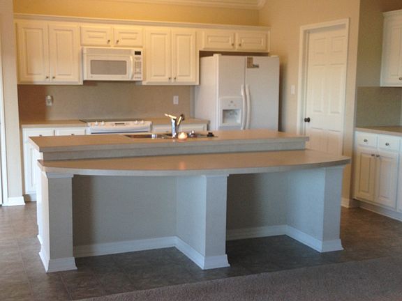 KITCHEN/BREAKFAST BAR