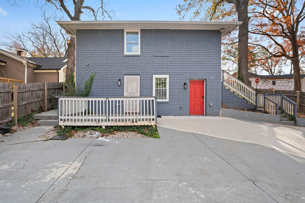 1055 Peeples St SW photo 1