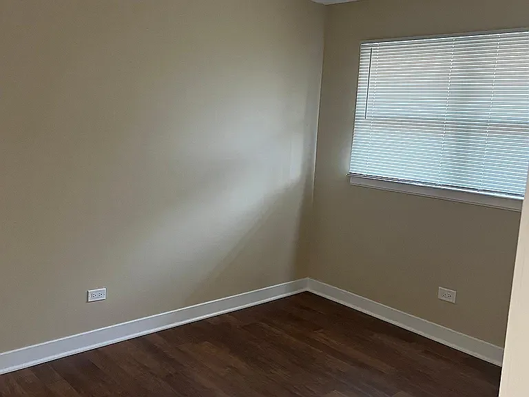550 W Palatine Rd — Photo 8