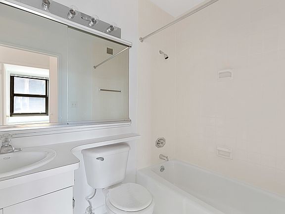 4th image of 200 E 72nd St APT 32N