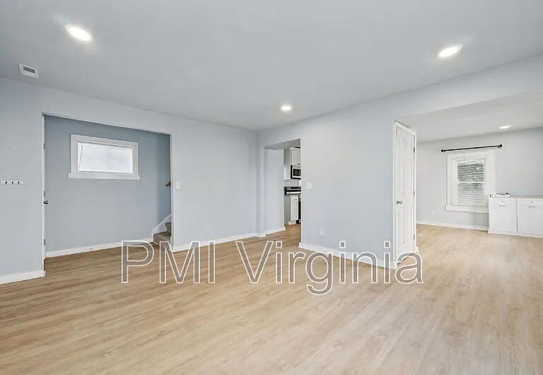 1035 W 36th St — Photo 5