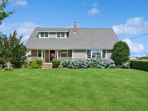 10415 Oregon Rd, Cutchogue, NY 11935