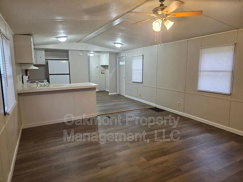 2 bed, 1.5 bath, 860 sqft, $850 — Photo 3