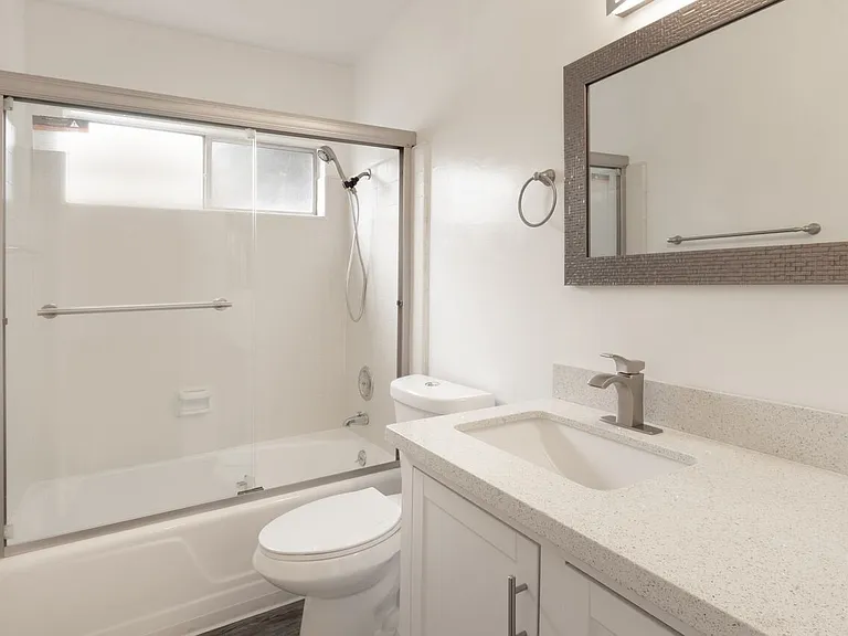 1527 Yale St #6 — Photo 31