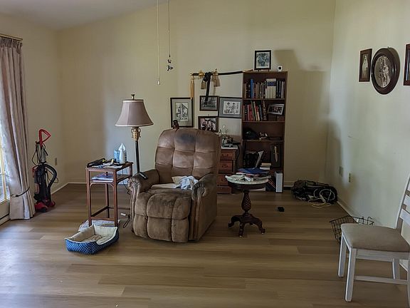 4th image of 212 Hunter Hills Cir APT 3