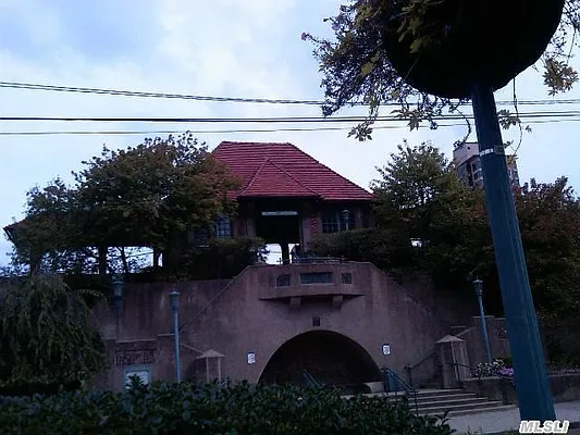 Sold by Douglas Elliman | media 8